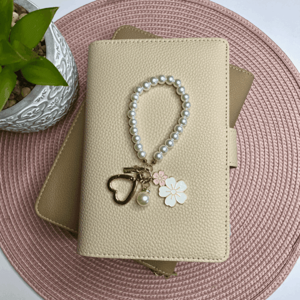 Zawieszka do segregatora - kwiatowa z perełkami