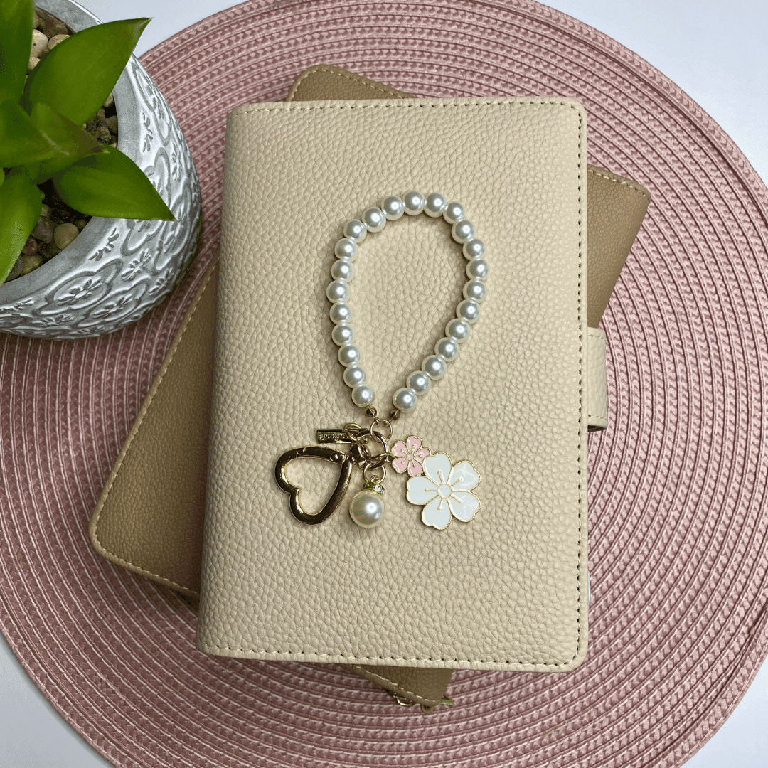 Zawieszka do segregatora - kwiatowa z perełkami - obrazek 1