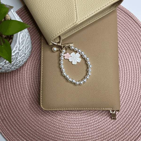 Zawieszka do segregatora - kwiatowa z perełkami